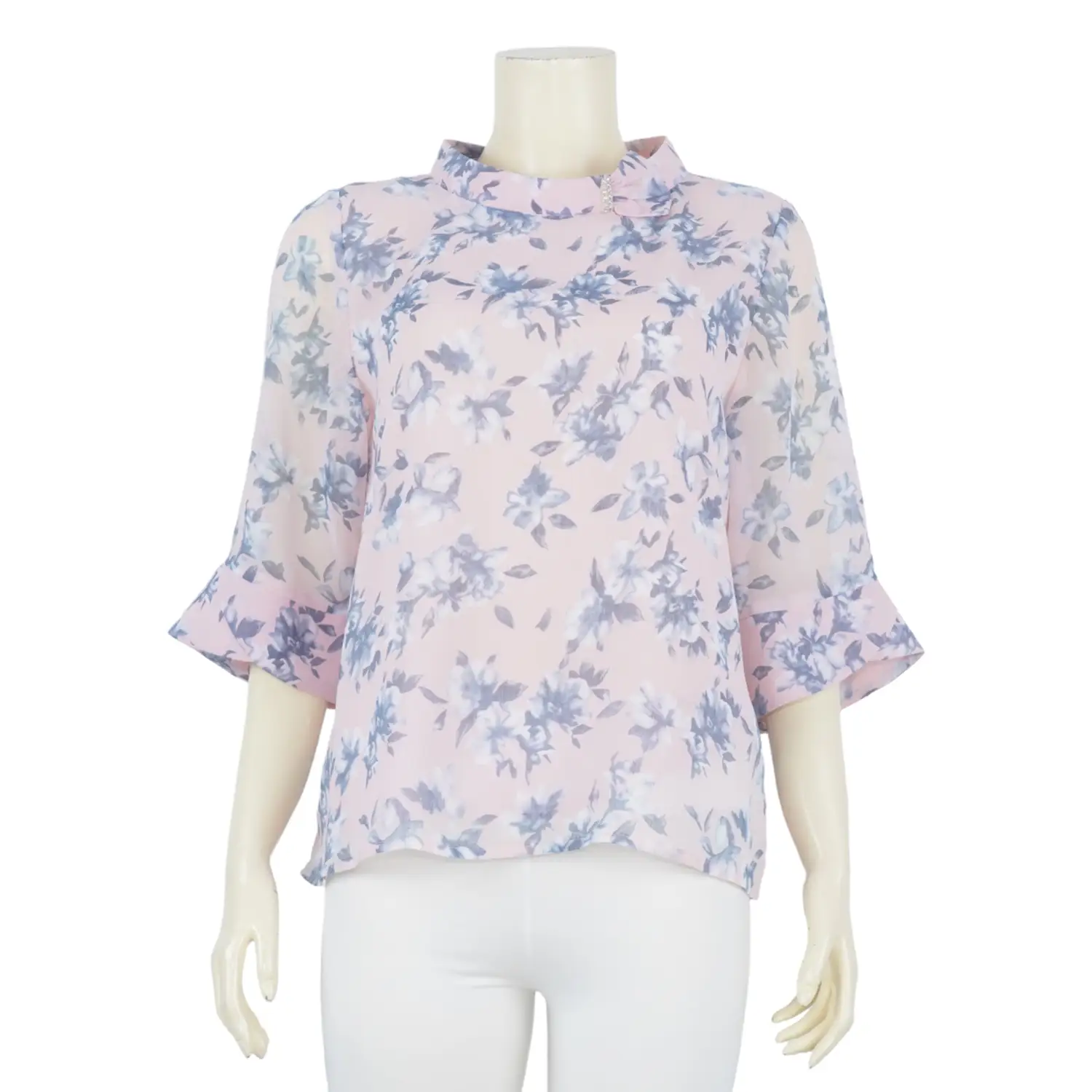 เสื้อคอกลมแต่งโบว์และคริสตัล แขนกระบอกปลายบาน ผ้าลายดอกไม้