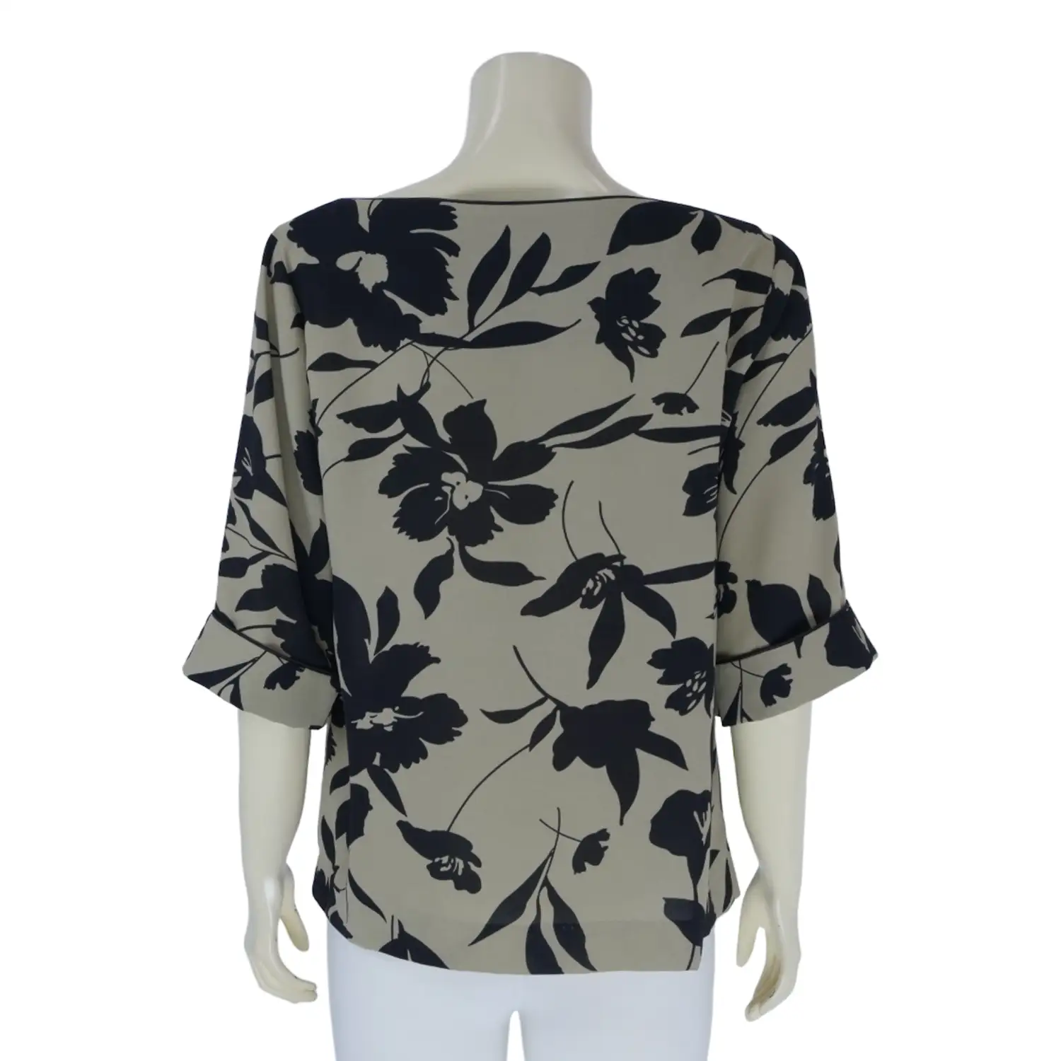 เสื้อคอวี ทรงปาด แขนกระบอก 3 ส่วน ผ้าป๊อปลินลายดอกไม้ - Image 3