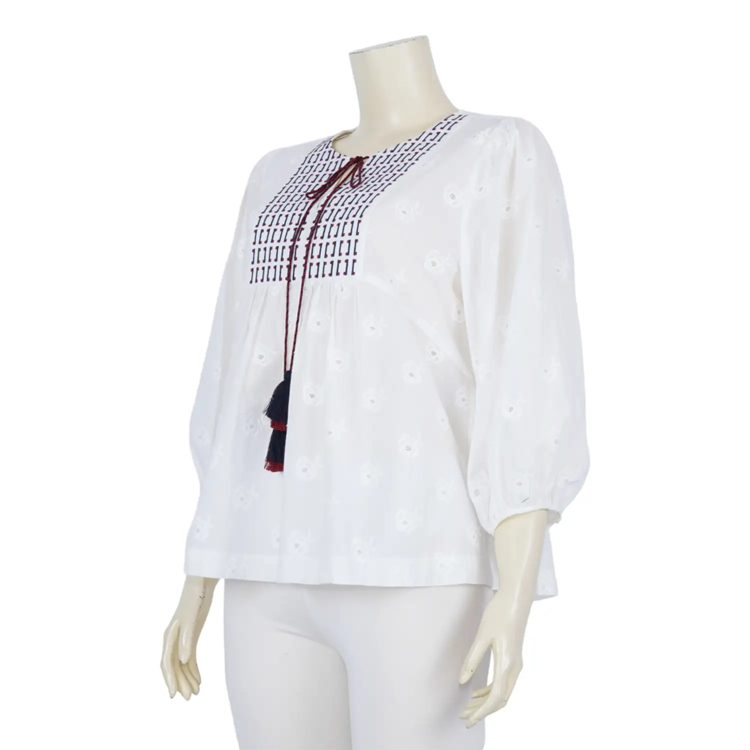 เสื้อคอกลม ผ่าหน้ารูปตัววี แต่งเชือกปลายพู่ แขนพอง 5 ส่วน ผ้าฉลุลายดอกไม้ - Image 2