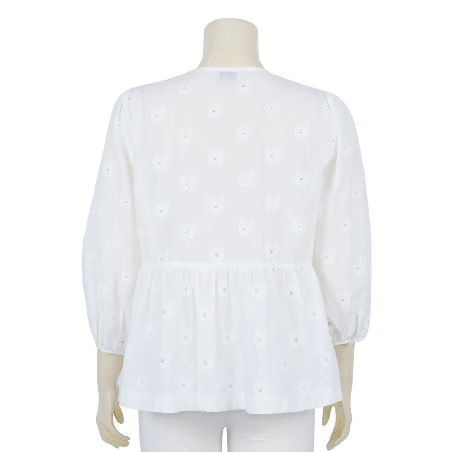 เสื้อคอกลม ผ่าหน้ารูปตัววี แต่งเชือกปลายพู่ แขนพอง 5 ส่วน ผ้าฉลุลายดอกไม้ - Image 3