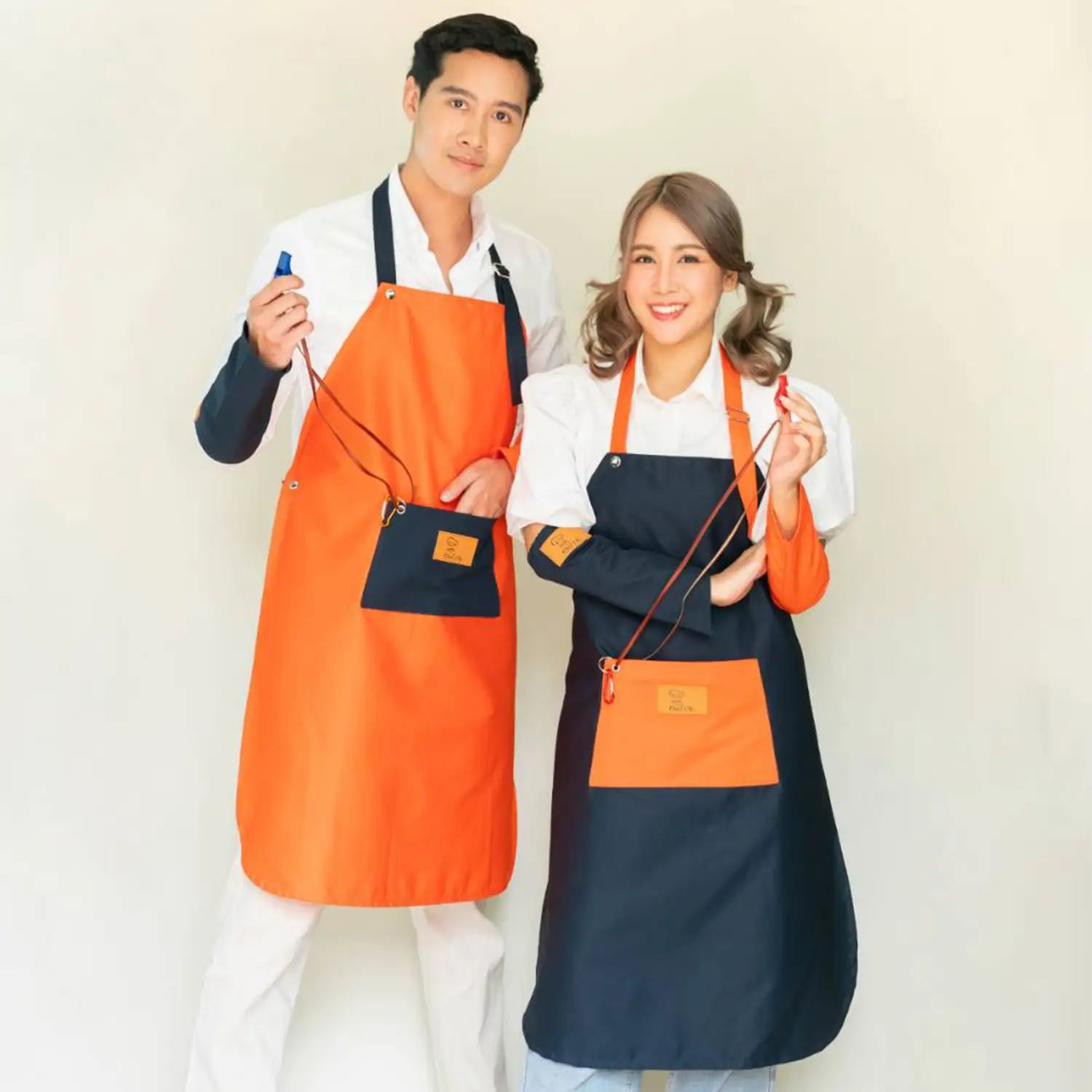 เซตผ้ากันเปื้อนหน่วงไฟพร้อมนกหวีด ตรา เชฟ โอเค และปลอกแขน 1 คู่