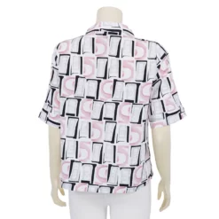 เสื้อคอตั้ง แขนสั้น แต่งกระดุมคอ ผ้าพีชสกิน ลายกราฟฟิก - Image 3