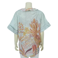 เสื้อคอปก ผ่าหน้าคอวี แขนสั้น ลายดอกไม้ - Image 3