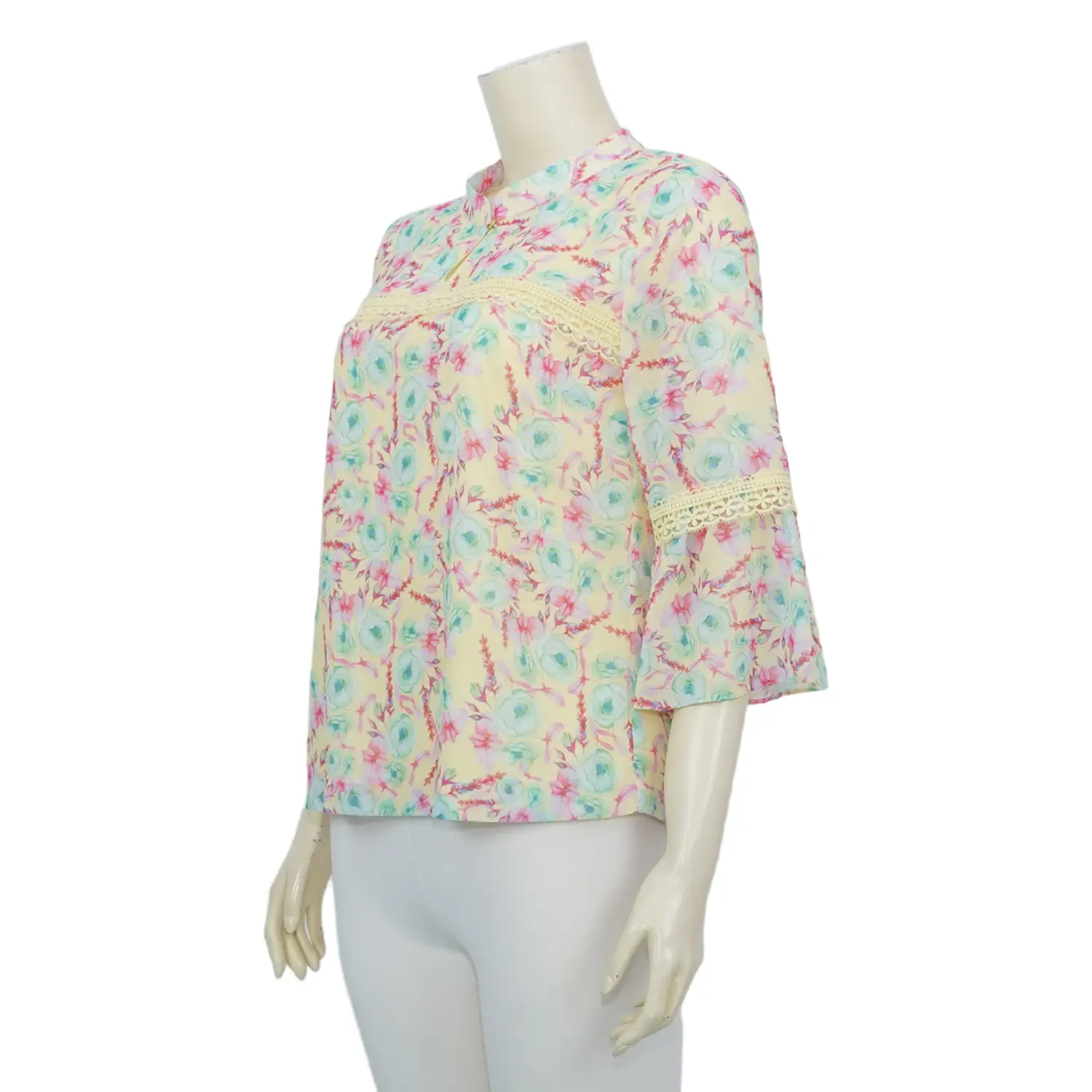 เสื้อคอจีน แต่งเทปลูกไม้ แขนบานทรงกระดิ่ง 4 ส่วน ผ้าลายดอกไม้ - Image 2