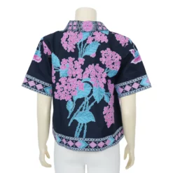 เสื้อเชิ้ตสตรี ดีไซน์แขนสั้น ผ้าปาเต๊ะลายผีเสื้อ และดอกไม้ - Image 3