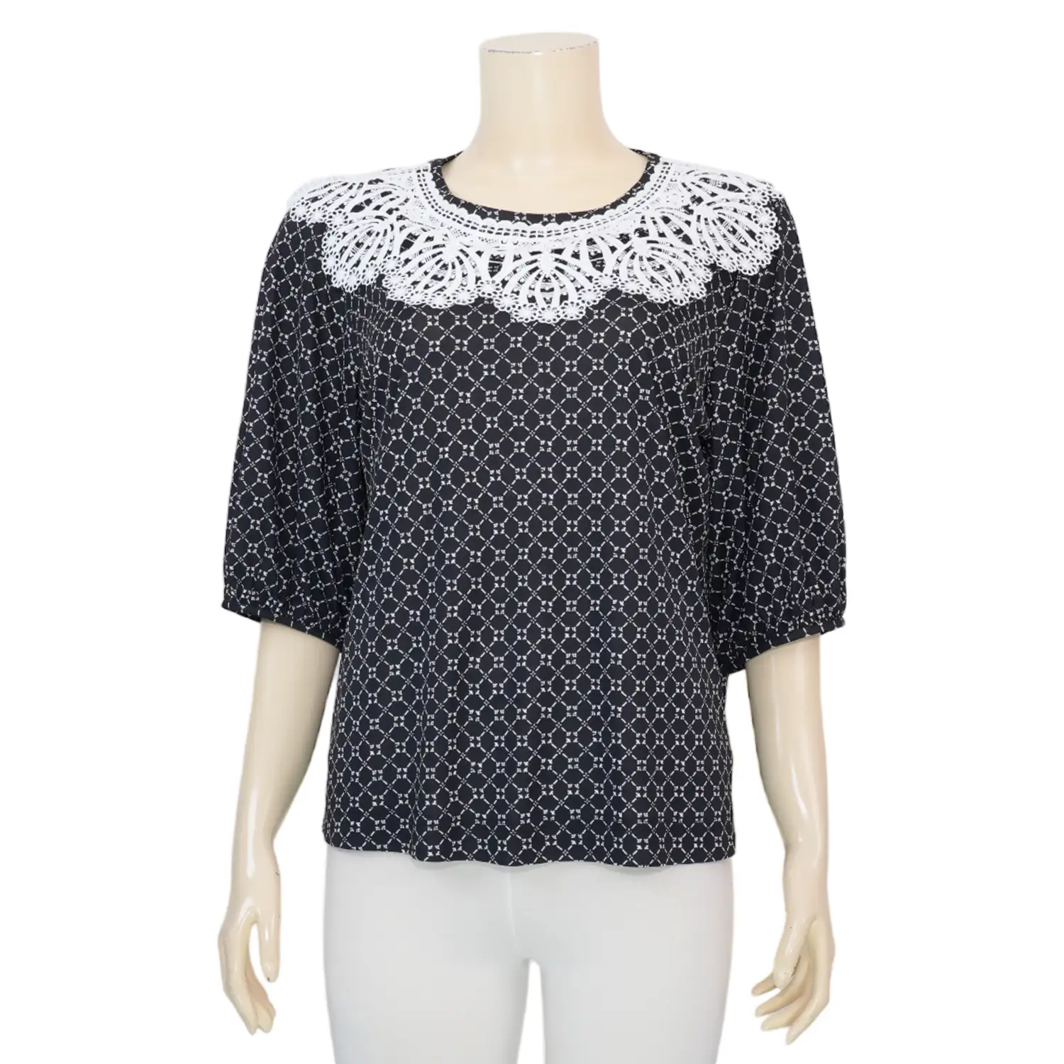 เสื้อสตรีคอกลม แขน 3 ส่วน แต่งผ้าลูกไม้สไตล์วินเทจ