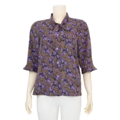 เสื้อคอตั้งแต่งโบ แขน 3 ส่วน ปลายแขนระบาย ลายดอกไม้สีม่วง