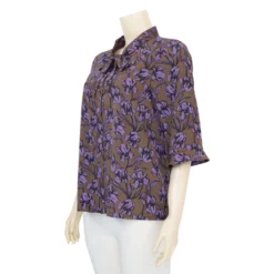 เสื้อคอตั้งแต่งโบ แขน 3 ส่วน ปลายแขนระบาย ลายดอกไม้สีม่วง - Image 2