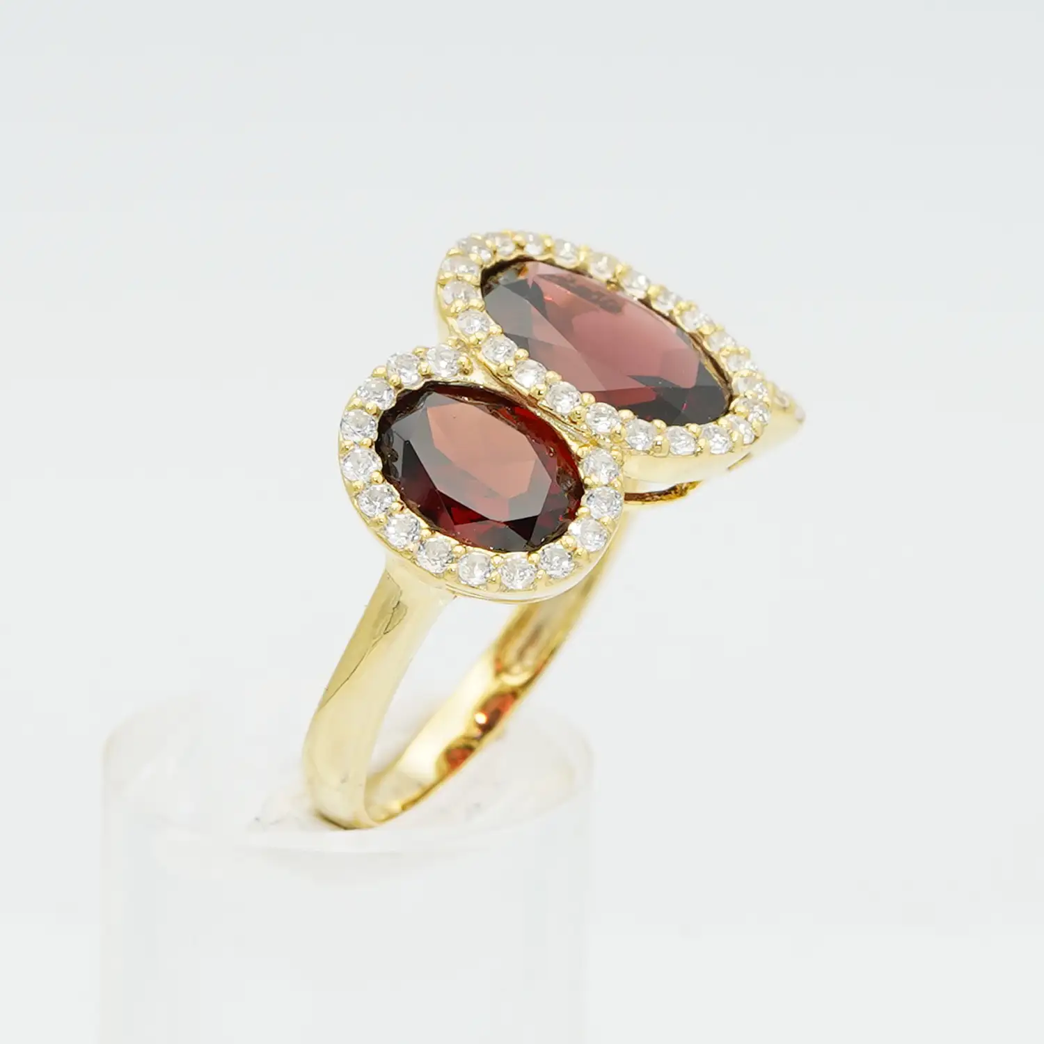 แหวนเงิน925 ชุบทอง18K ประดับการ์เนต ล้อมด้วยโทแพซสีขาว ดีไซน์ทรีโลจี้ - Image 3