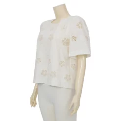 IIMK เสื้อเบลาส์คอกลม แขนสั้นทรงแขนพอง ผ้าคอตตอน ปักลายดอกไม้ - Image 2
