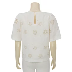 IIMK เสื้อเบลาส์คอกลม แขนสั้นทรงแขนพอง ผ้าคอตตอน ปักลายดอกไม้ - Image 3