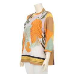 จิณณ์ณิชา ซิกเนเจอร์ เสื้อเบลาส์คอตั้ง แขนยาว  ลาย The Road to Spring - Image 4