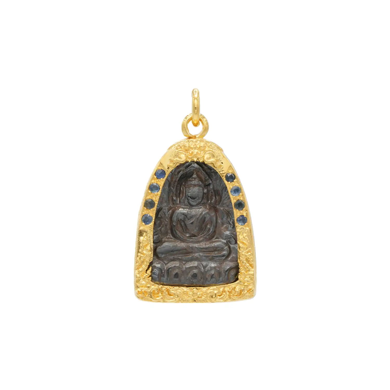 อัญญามินทร์ จี้พระซุ้มกอ เนื้อฮีมาไทต์ กรอบเงิน925 ชุบทอง18K ประดับไพลิน และจี้มวลสาร แร่เหล็กไหลรูปใบโพธิ์ - Image 2