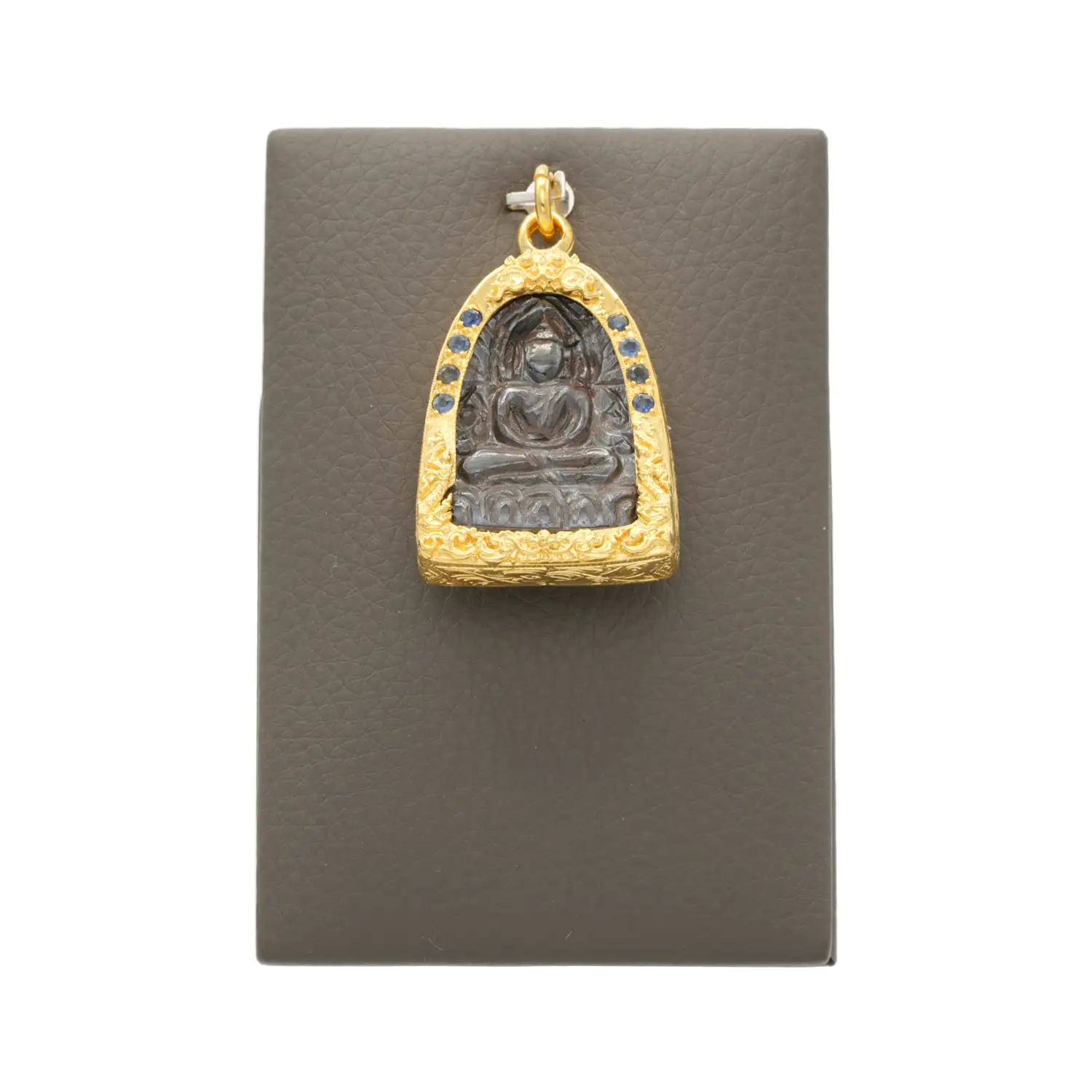 อัญญามินทร์ จี้พระซุ้มกอ เนื้อฮีมาไทต์ กรอบเงิน925 ชุบทอง18K ประดับไพลิน และจี้มวลสาร แร่เหล็กไหลรูปใบโพธิ์ - Image 3