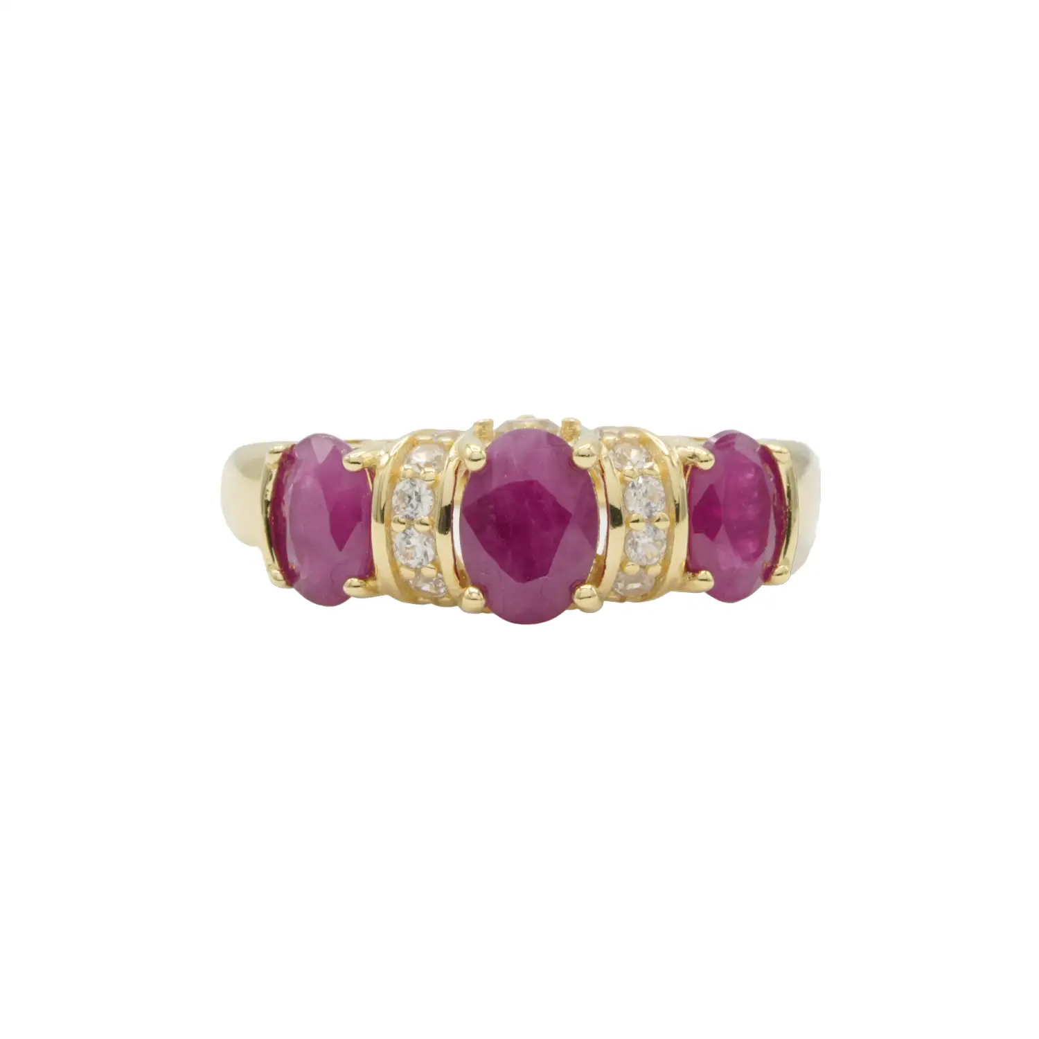 กลิทซ์ จิวเวล แหวนเงิน925 ชุบทอง18K สไตล์ Three-Stone Ring ประดับทับทิมและเซอร์คอน