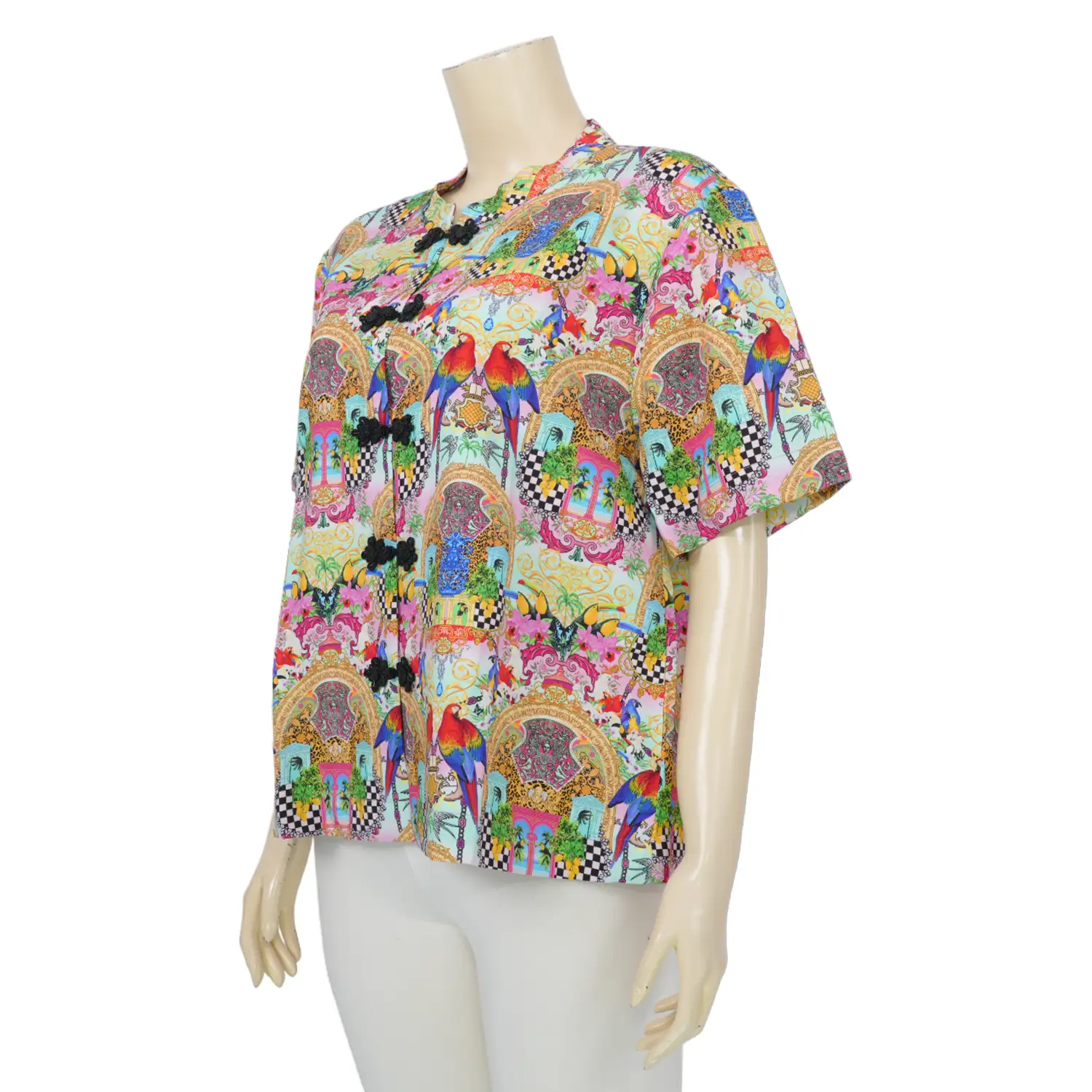 เดอะ มูเซียม คอลเลคชั่น เสื้อเบลาส์คอจีน แขนสั้น ผ้าเรยอง ลายแวร์ซาย - Image 2