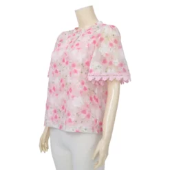 มินนะ เสื้อเบลาส์คอกลม  ผ้าลายดอกไม้ แต่งเทปลูกไม้ - Image 2