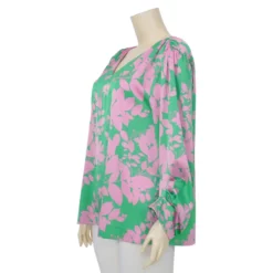 เบคกี้ รัสเซล เสื้อเบลาส์คอวี  แขนพองยาว 4 ส่วน ผ้าซาตินลายฟลอรัล - Image 2