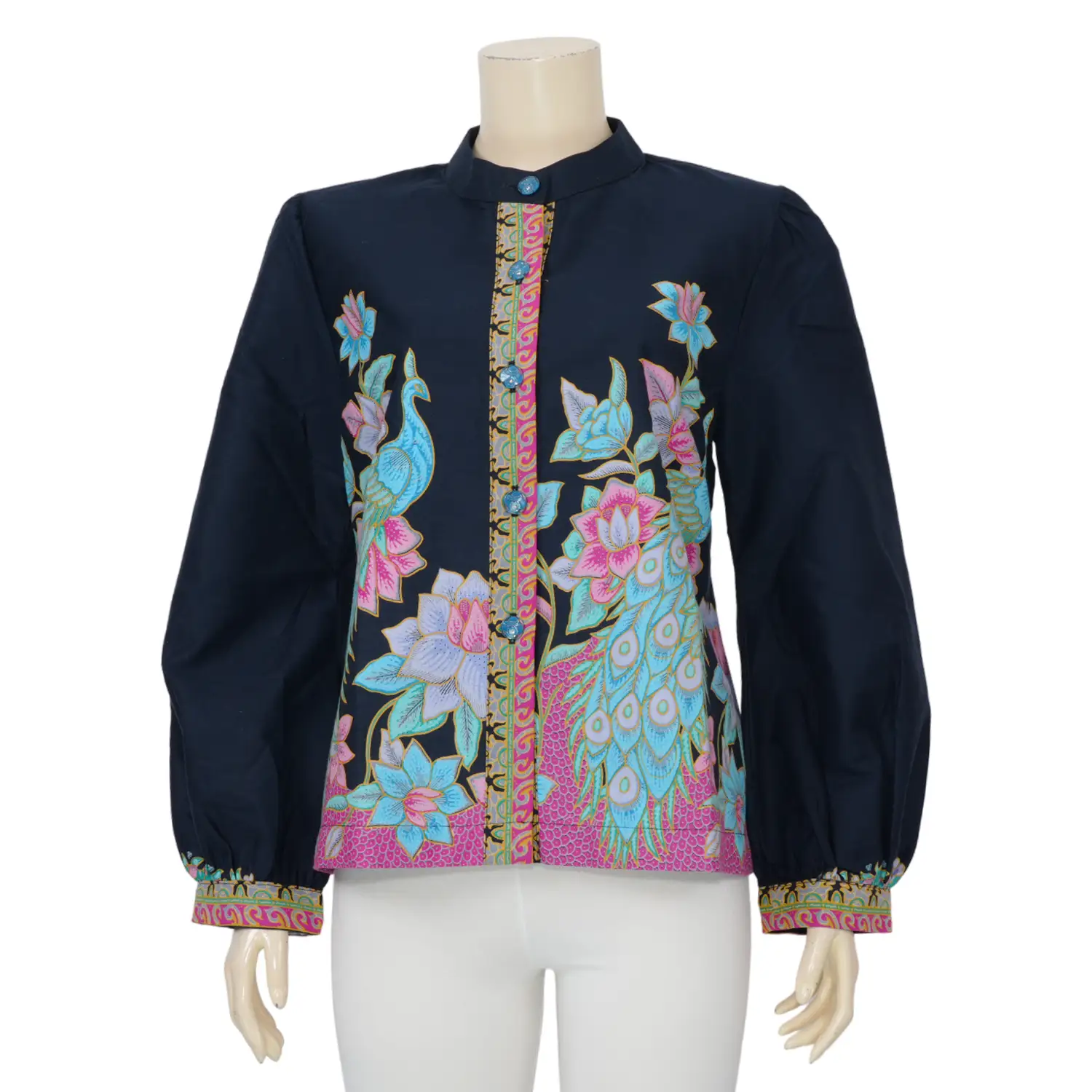 เซ้าท์ แฟบริค เสื้อคอจีน แขนพองยาว 4 ส่วน ผ้าปาเต๊ะสีดำลายนกยูง