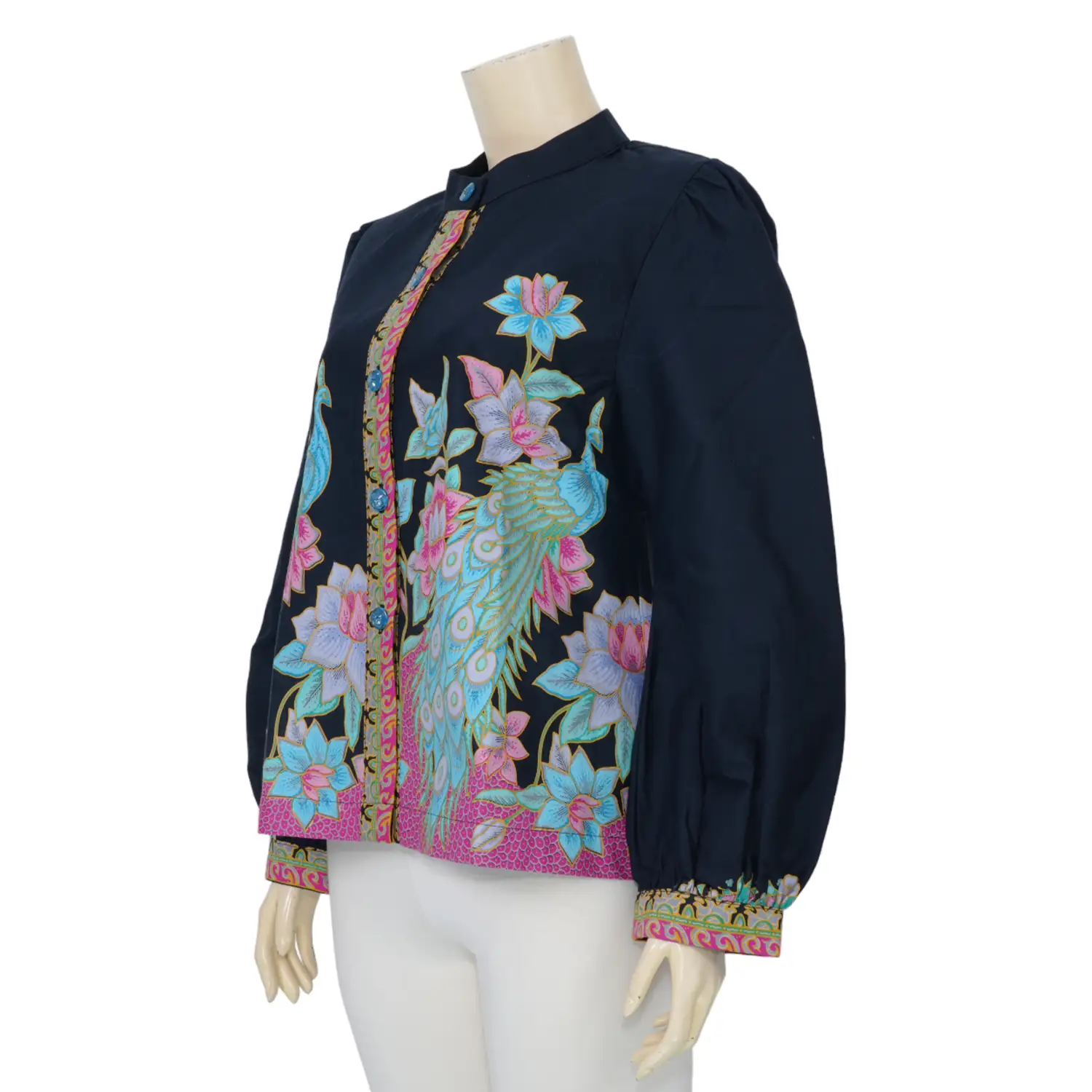 เซ้าท์ แฟบริค เสื้อคอจีน แขนพองยาว 4 ส่วน ผ้าปาเต๊ะสีดำลายนกยูง - Image 2