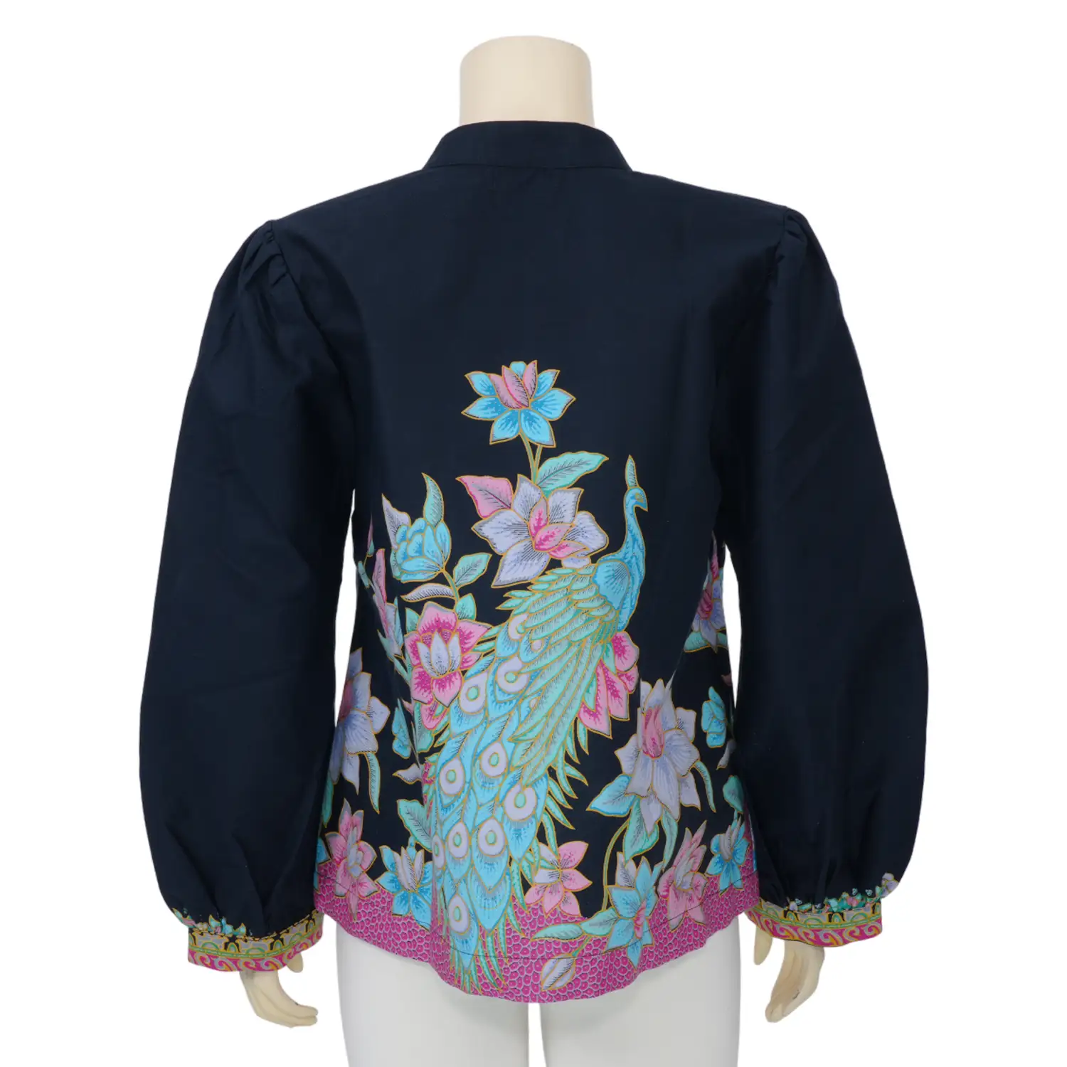 เซ้าท์ แฟบริค เสื้อคอจีน แขนพองยาว 4 ส่วน ผ้าปาเต๊ะสีดำลายนกยูง - Image 3