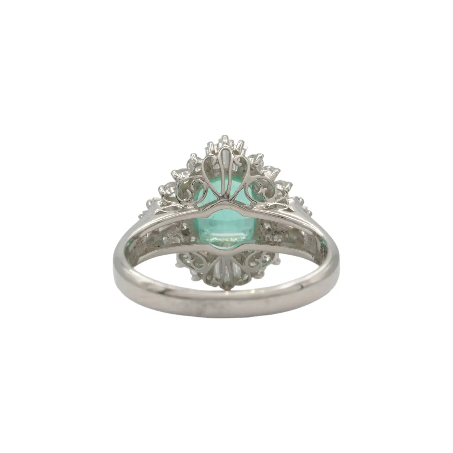 พี อะทีริเย่ แหวนแพลทินัม900 มรกตและเพชร - Image 3