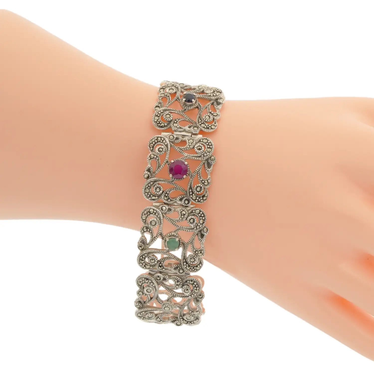 สร้อยข้อมือเงิน925 ประดับทับทิม ไพลิน มรกต และมาร์คาไซต์ ดีไซน์ลายดอกไม้ - Image 2