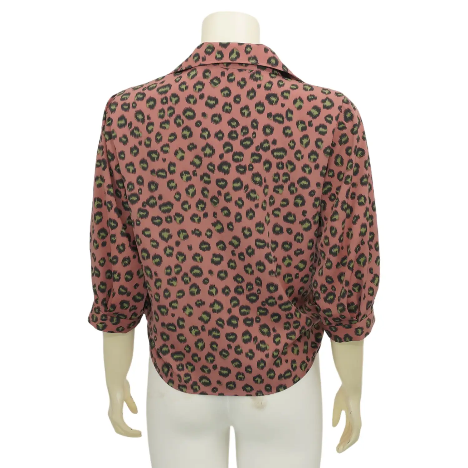 เอ๊ะ จัง เสื้อเชิ้ตแขน 3 ส่วน ผ้าพีชสกิน ลาย Leopard Pink - Image 3