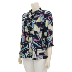 มิกิโกะ เสื้อเบลาส์คอตั้ง แต่งระบาย แขน 3 ส่วน ผ้าชีฟองโดบี้ลายกราฟิก - Image 2