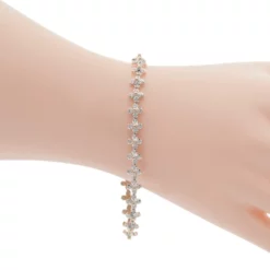 คัลเลอร์ ไดมอนด์ สร้อยข้อมือทอง10K ประดับเพชรสีขาว ดีไซน์ดอกไม้ - Image 2