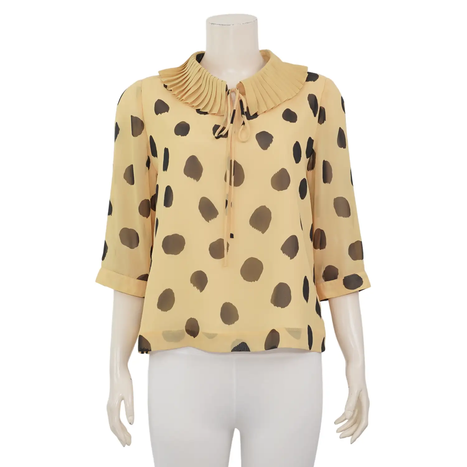 อะมิร่า เสื้อเบลาส์คอกลม แขน 3 ส่วน ลาย Polka Dot แต่งผ้าพลีทรอบคอ