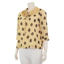 อะมิร่า เสื้อเบลาส์คอกลม แขน 3 ส่วน ลาย Polka Dot แต่งผ้าพลีทรอบคอ - Image 2