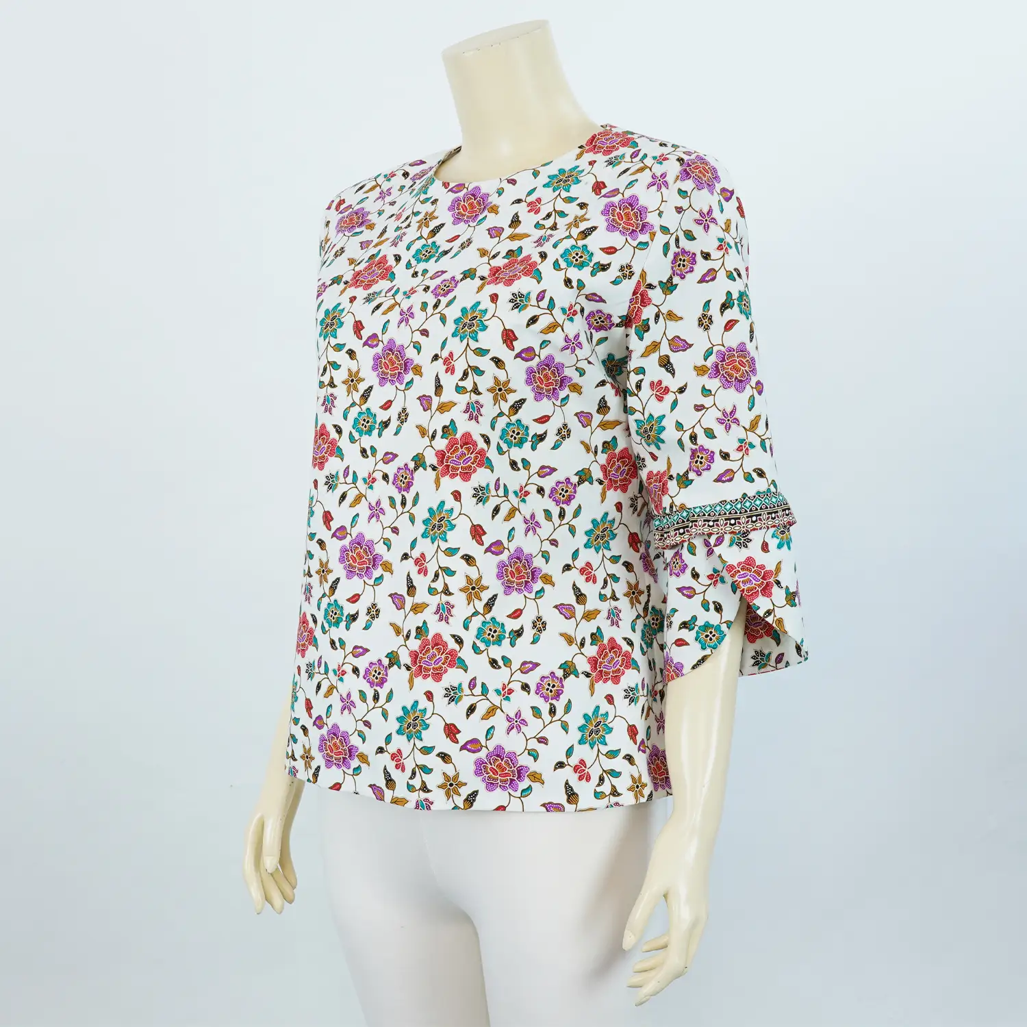 เสื้อคอกลม แขนกระบอก ผ้าปาเต๊ะ ลายดอกไม้ - Image 5