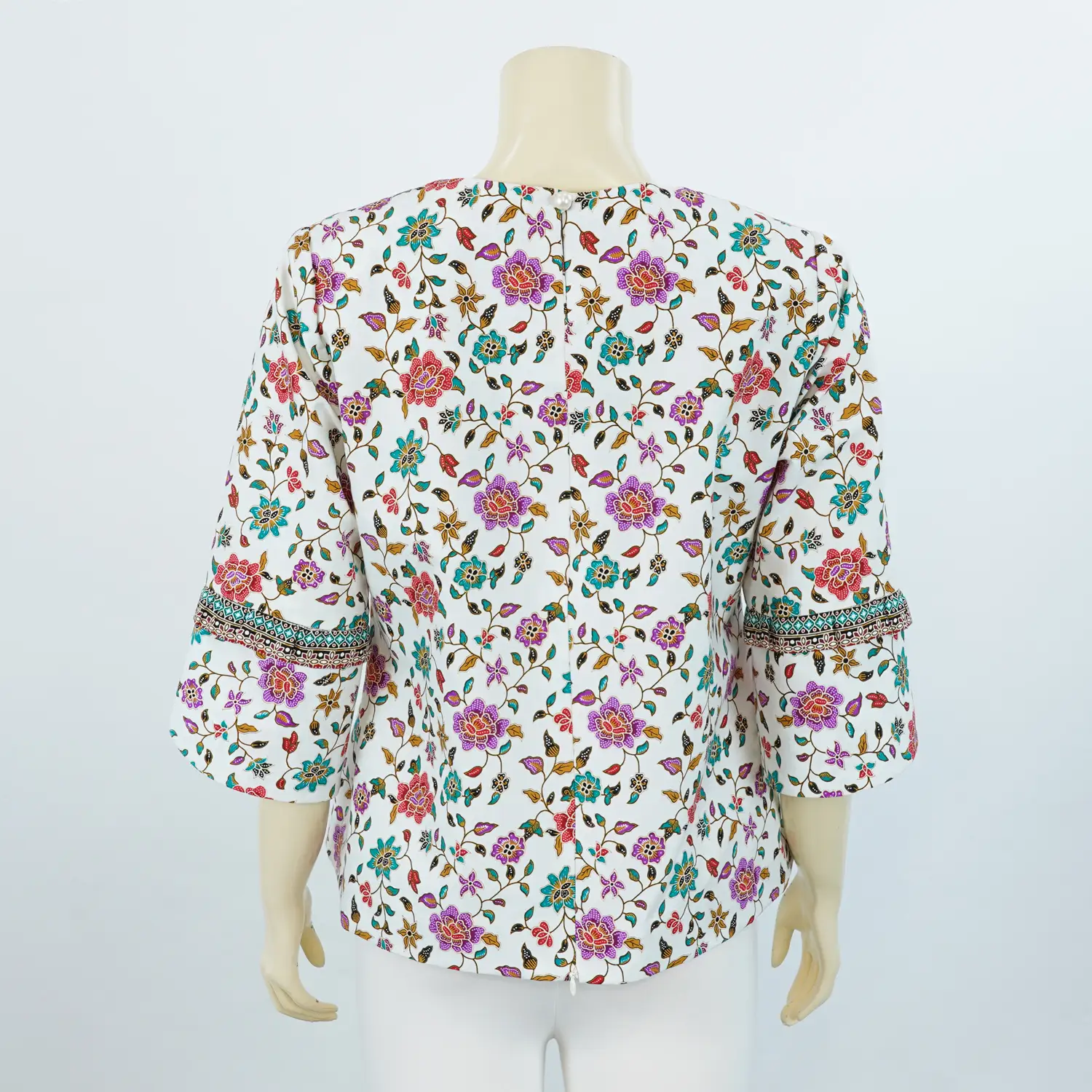 เสื้อคอกลม แขนกระบอก ผ้าปาเต๊ะ ลายดอกไม้ - Image 4