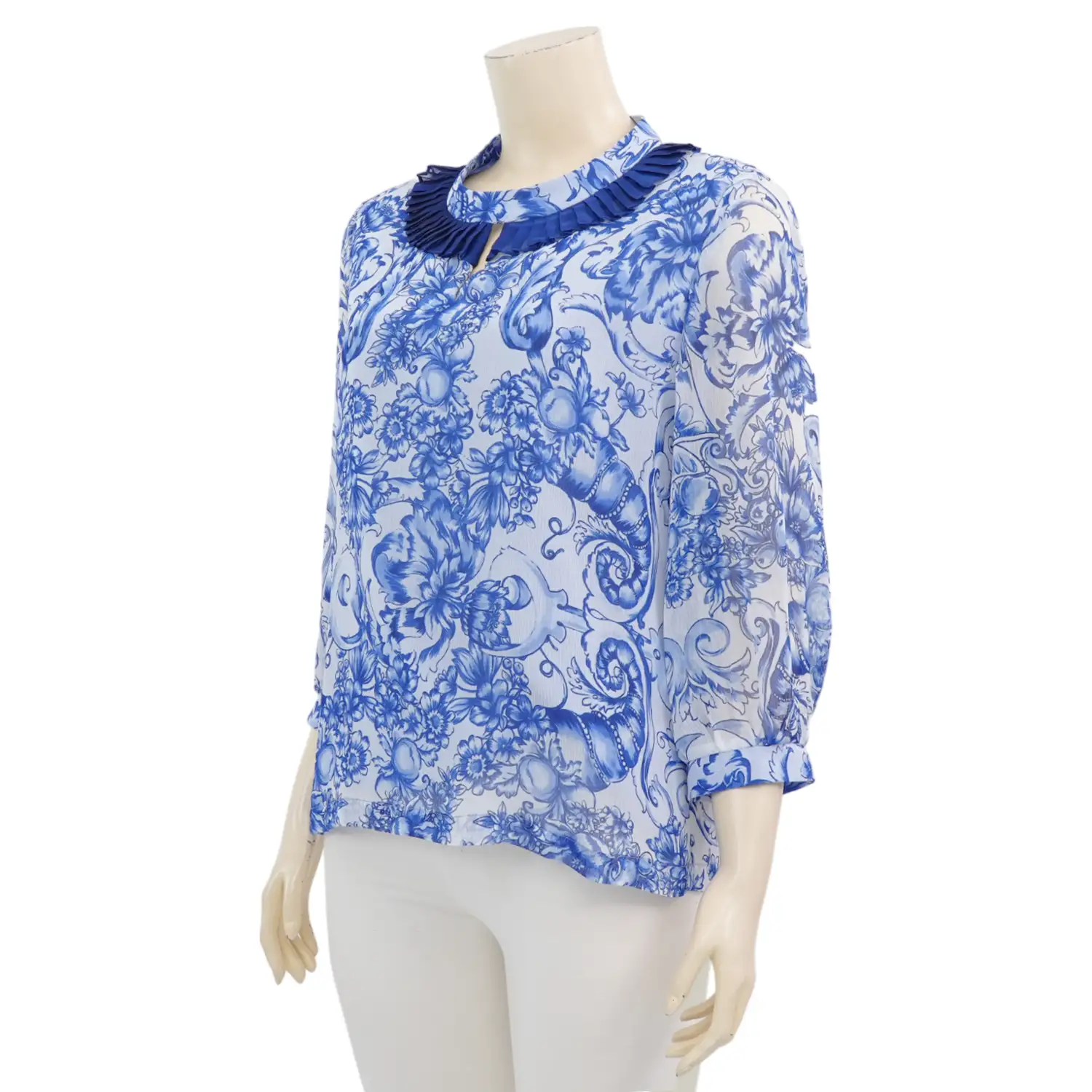 อะมิร่า เสื้อเบลาส์คอกลม แต่งผ้าจับจีบรอบคอ แขน 4 ส่วน ผ้าชีฟองอังโกร่า - Image 2