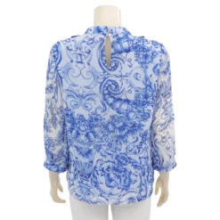 อะมิร่า เสื้อเบลาส์คอกลม แต่งผ้าจับจีบรอบคอ แขน 4 ส่วน ผ้าชีฟองอังโกร่า - Image 3