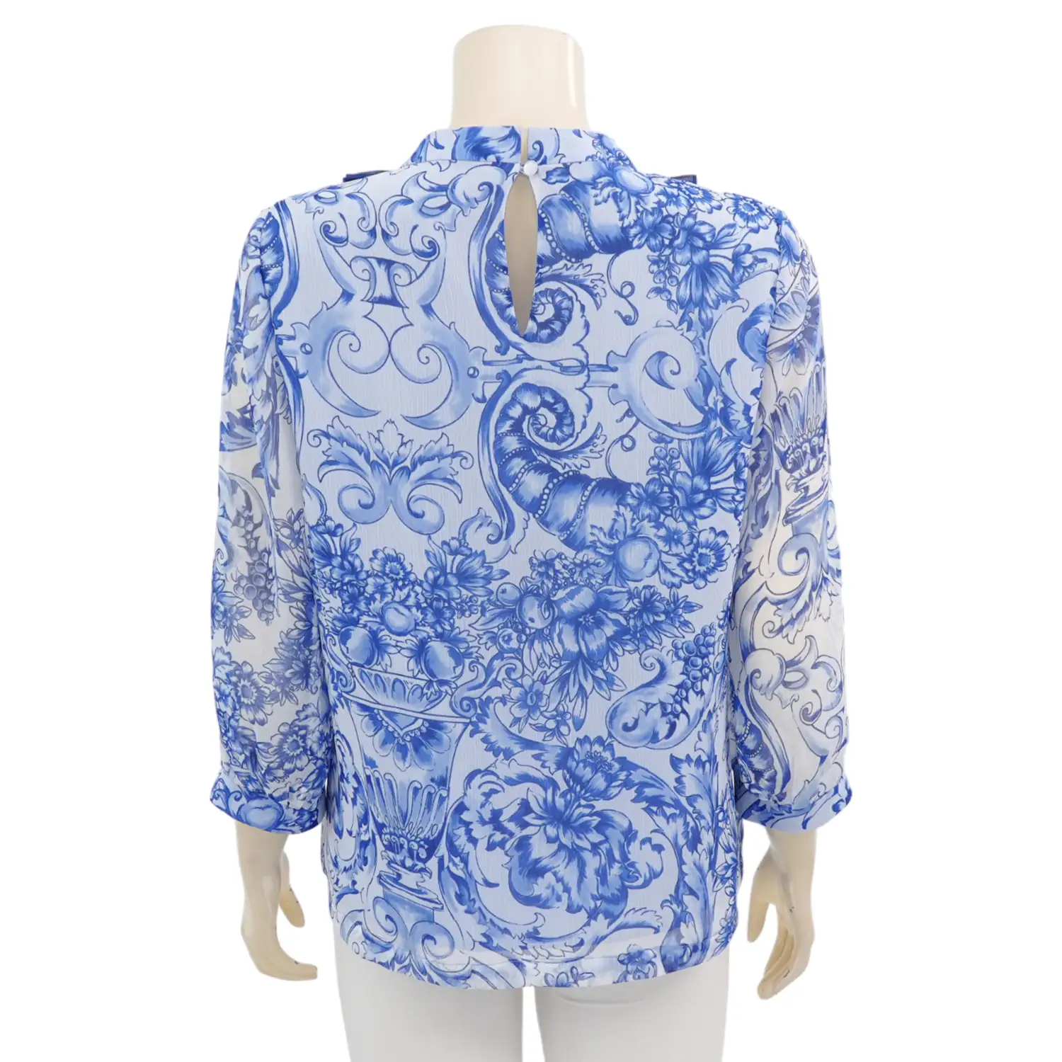 อะมิร่า เสื้อเบลาส์คอกลม แต่งผ้าจับจีบรอบคอ แขน 4 ส่วน ผ้าชีฟองอังโกร่า - Image 3