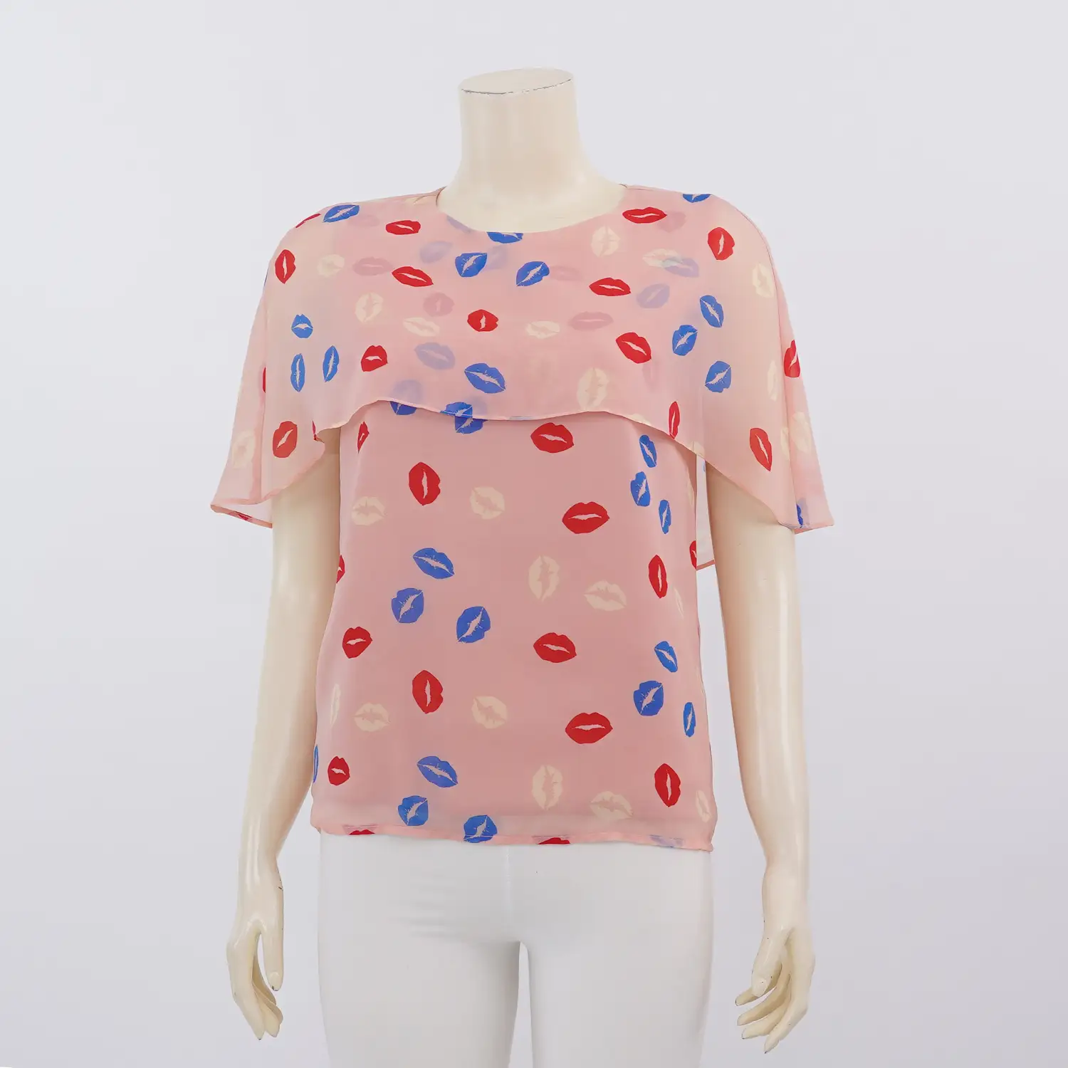 มิกิโกะ เสื้อเบลาส์คอกลม แขนกุด ผ้าคลุมไหล่ในตัว ผ้าลาย Kiss Me