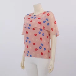 มิกิโกะ เสื้อเบลาส์คอกลม แขนกุด ผ้าคลุมไหล่ในตัว ผ้าลาย Kiss Me - Image 2