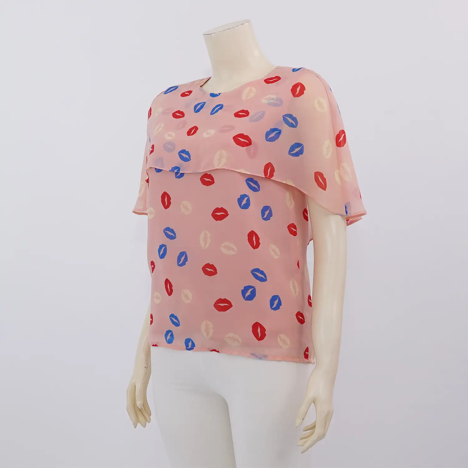 มิกิโกะ เสื้อเบลาส์คอกลม แขนกุด ผ้าคลุมไหล่ในตัว ผ้าลาย Kiss Me - Image 2