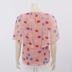 มิกิโกะ เสื้อเบลาส์คอกลม แขนกุด ผ้าคลุมไหล่ในตัว ผ้าลาย Kiss Me - Image 3