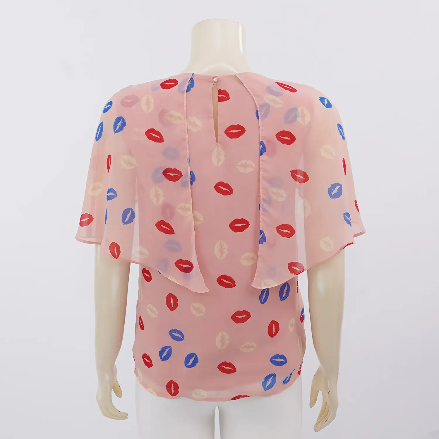 มิกิโกะ เสื้อเบลาส์คอกลม แขนกุด ผ้าคลุมไหล่ในตัว ผ้าลาย Kiss Me - Image 3