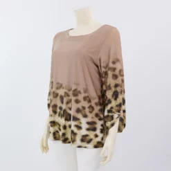 มิกิโกะ เสื้อเบลาส์คอกลม แขน 3 ส่วน ผ้าไลคร่า ลายเสือ - Image 2