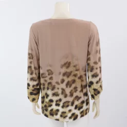 มิกิโกะ เสื้อเบลาส์คอกลม แขน 3 ส่วน ผ้าไลคร่า ลายเสือ - Image 3