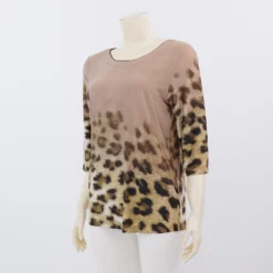 มิกิโกะ เสื้อเบลาส์คอกลม แขน 3 ส่วน ผ้าไลคร่า ลายเสือ - Image 2