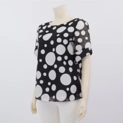 มิกิโกะ เสื้อเบลาส์คอปาด แขนสั้น ผ้าชีฟองแฟนซี ลายจุดสีดำ - Image 2