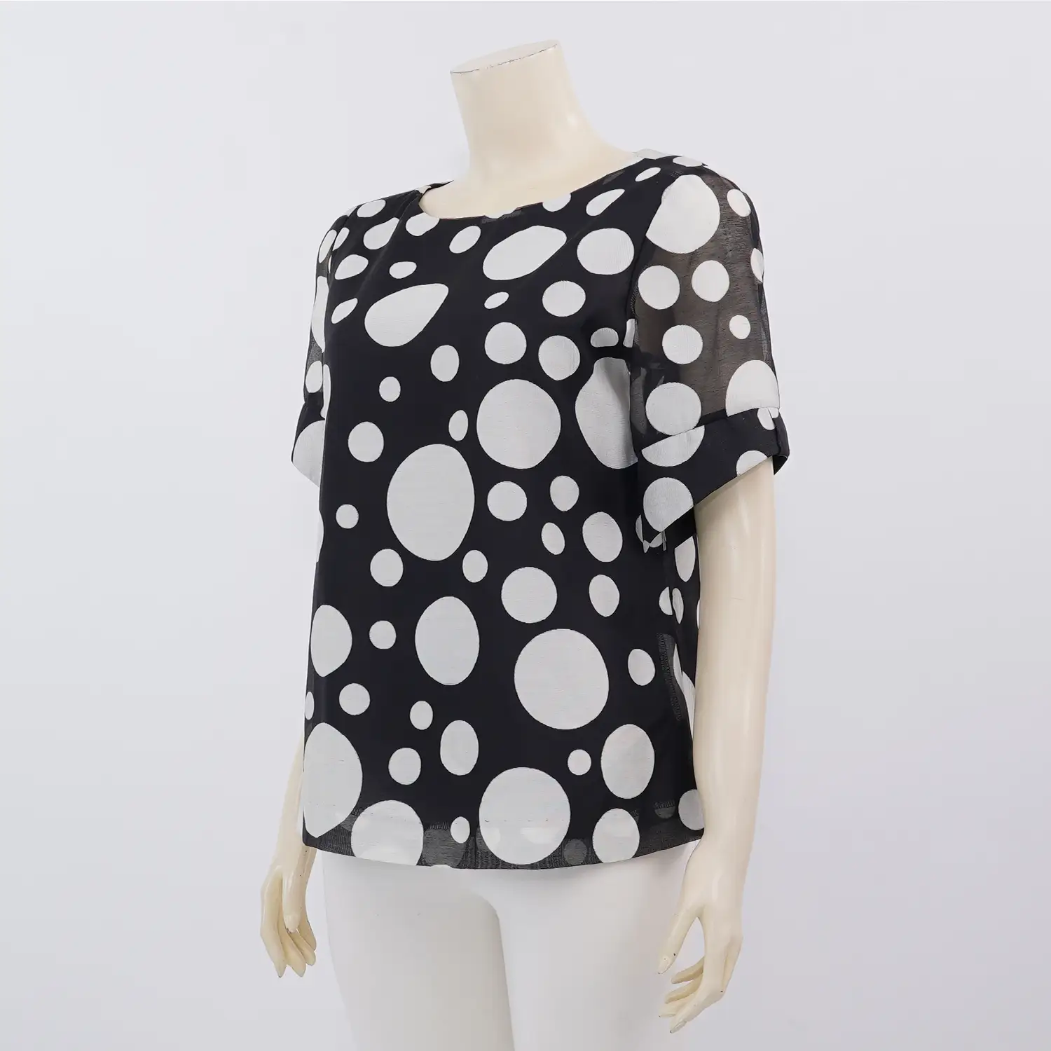 มิกิโกะ เสื้อเบลาส์คอปาด แขนสั้น ผ้าชีฟองแฟนซี ลายจุดสีดำ - Image 2