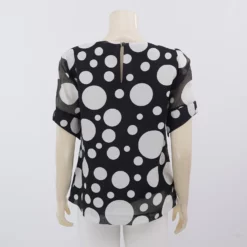 มิกิโกะ เสื้อเบลาส์คอปาด แขนสั้น ผ้าชีฟองแฟนซี ลายจุดสีดำ - Image 3