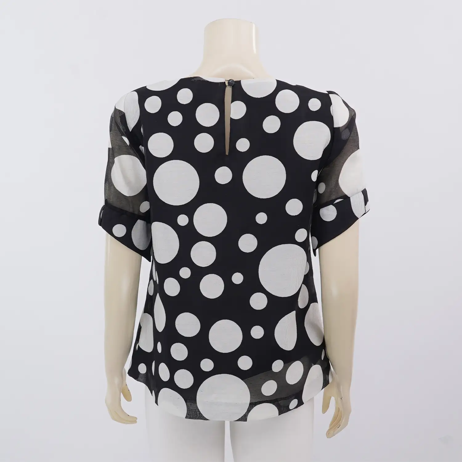 มิกิโกะ เสื้อเบลาส์คอปาด แขนสั้น ผ้าชีฟองแฟนซี ลายจุดสีดำ - Image 3