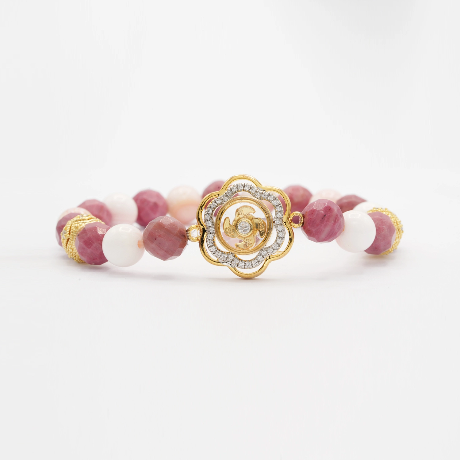มันตรา และ นารา สร้อยข้อมือโรโดไนต์ และหินเปลือกหอย ตกแต่งจี้กังหัน